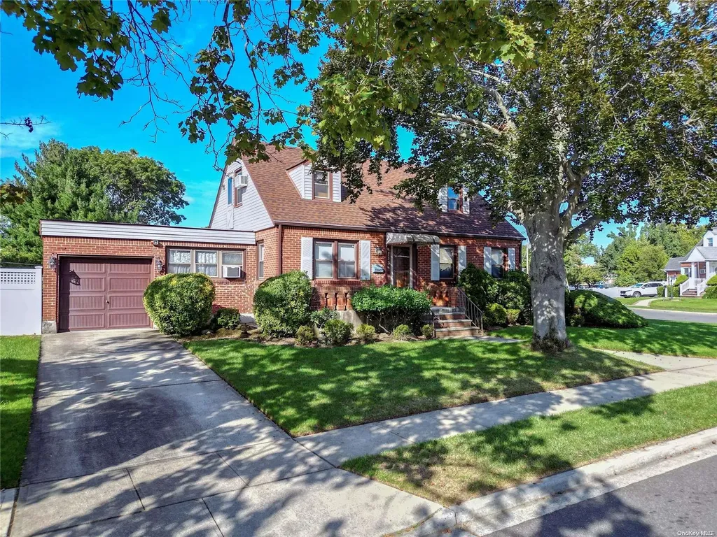 113 Strattford Road New Hyde Park NY 11040