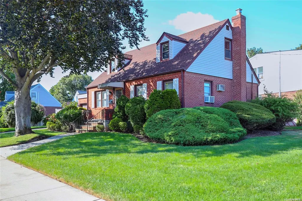113 Strattford Road New Hyde Park NY 11040