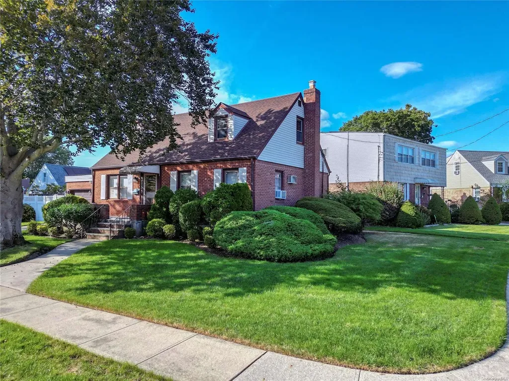 113 Strattford Road New Hyde Park NY 11040