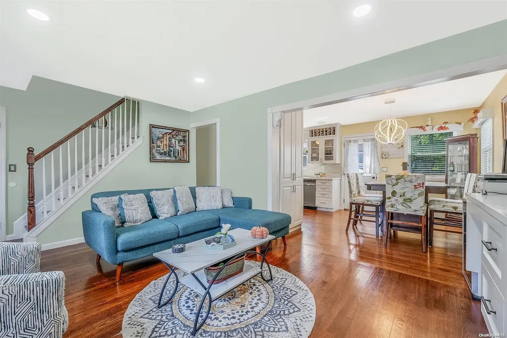 626 Mount Avenue West Babylon NY 11704