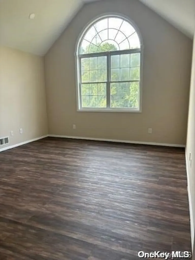 15 Oceanview Boulevard Manorville NY 11949