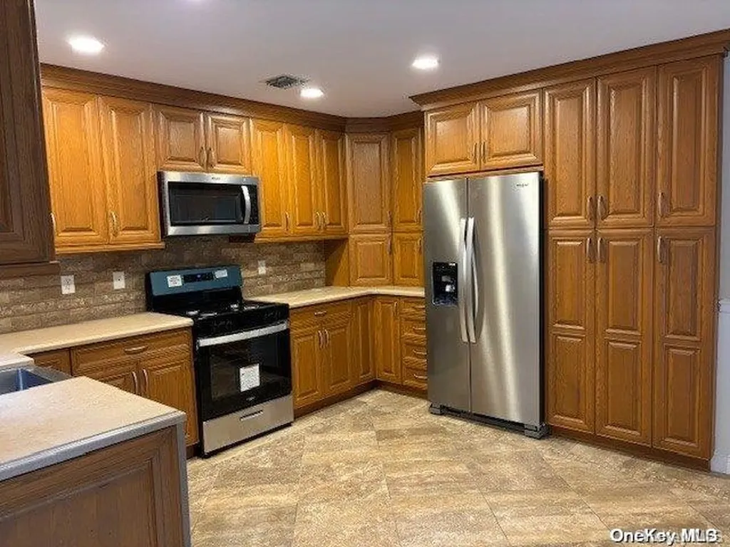 15 Oceanview Boulevard Manorville NY 11949