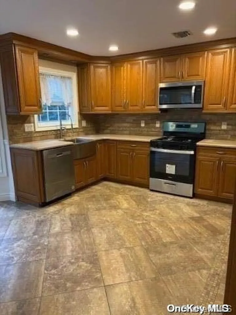 15 Oceanview Boulevard Manorville NY 11949