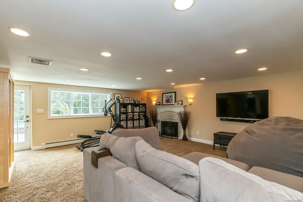 5 Audley Circle Plainview NY 11803