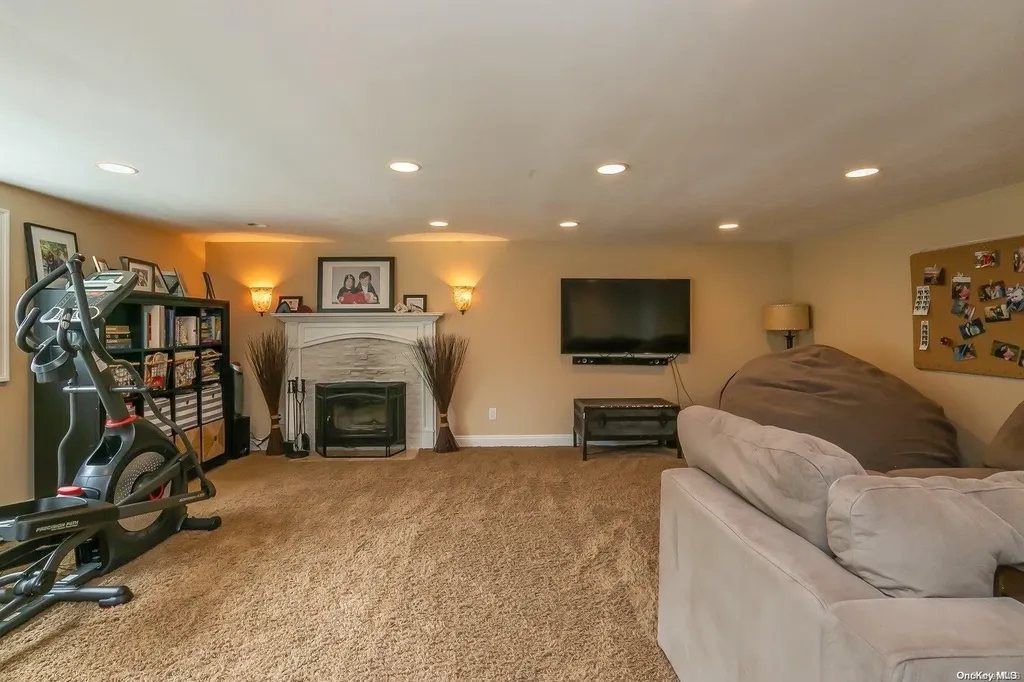 5 Audley Circle Plainview NY 11803