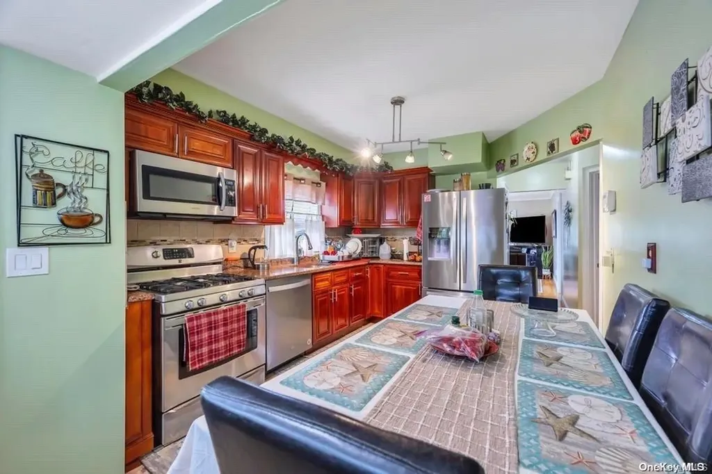 185 Quebec Road Island Park NY 11558