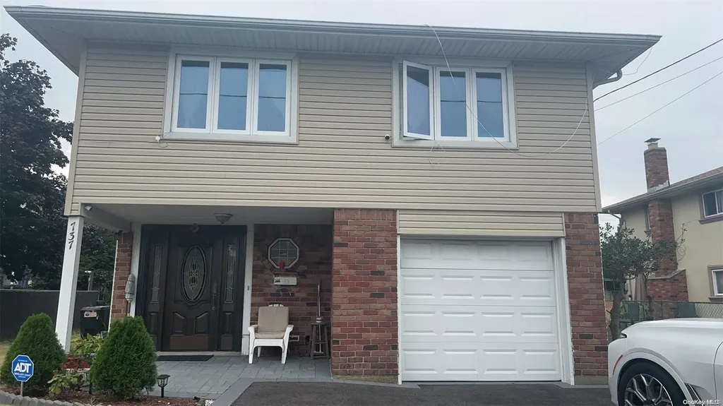 737 Shore Walk Lindenhurst NY 11757