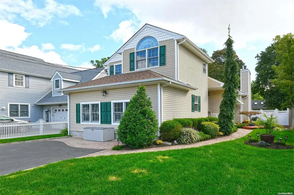 185 Maple Avenue Smithtown NY 11787