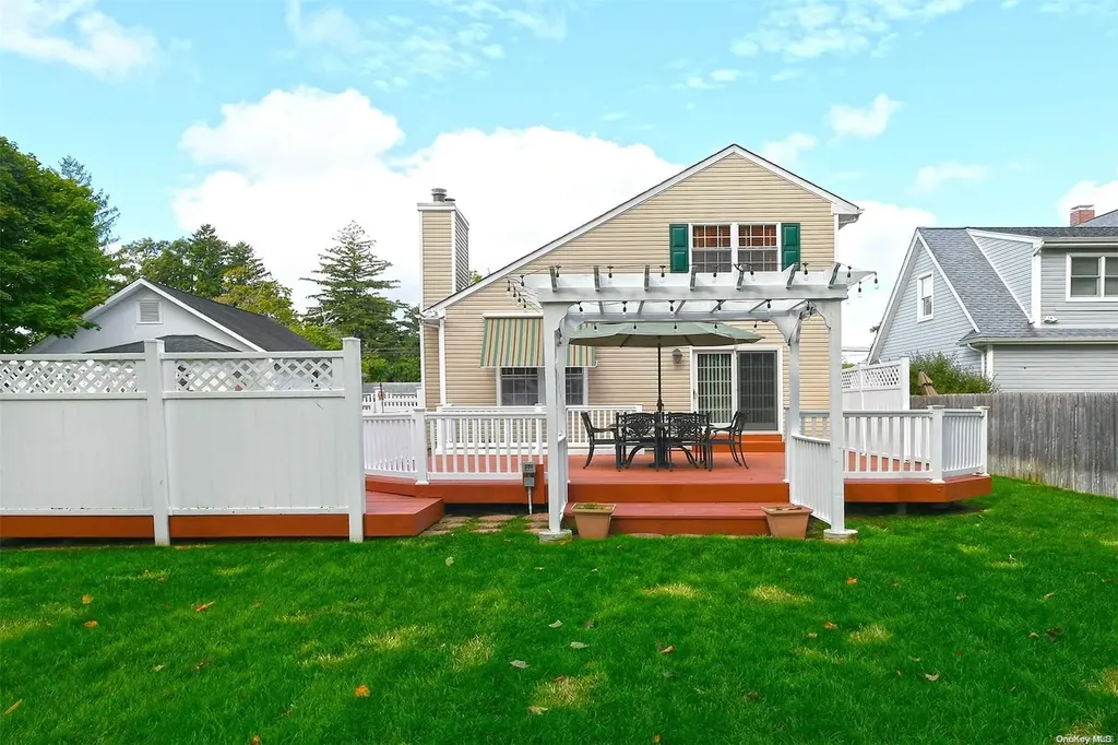 185 Maple Avenue Smithtown NY 11787