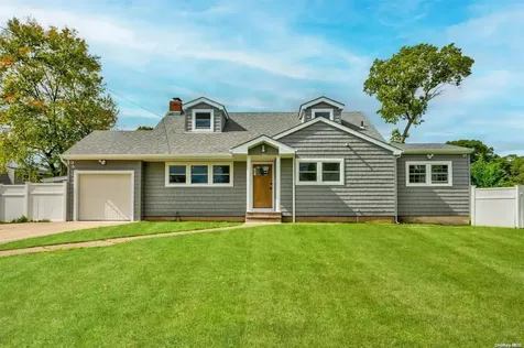 6 Westwood Drive North Babylon NY 11703