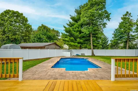 6 Westwood Drive North Babylon NY 11703