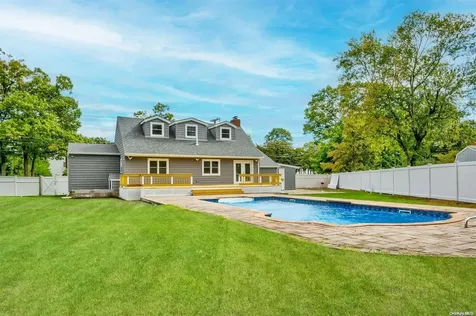 6 Westwood Drive North Babylon NY 11703