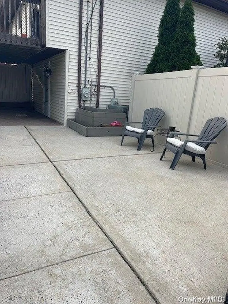 303 33rd Street Lindenhurst NY 11757