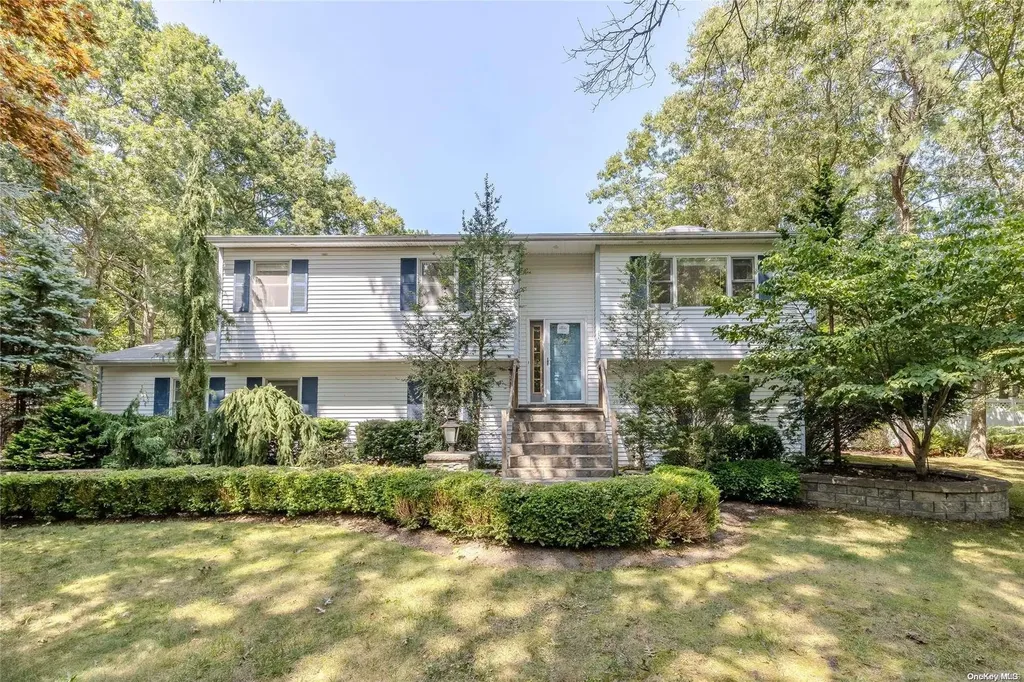 4 Hampton Court Manorville NY 11949