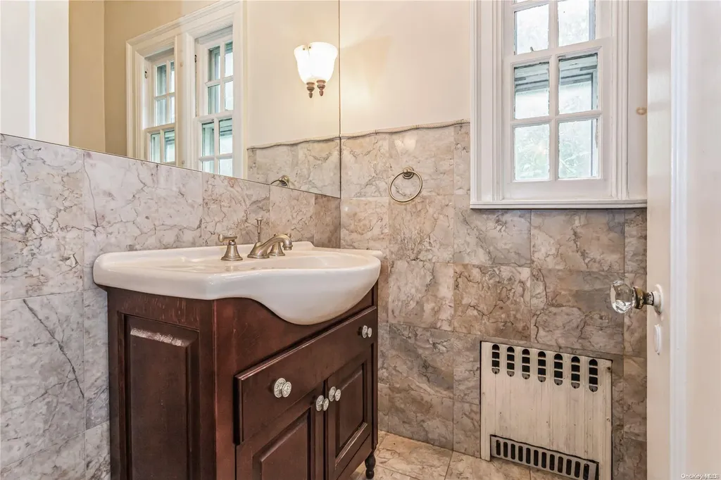 285 Ocean Avenue Lawrence NY 11559