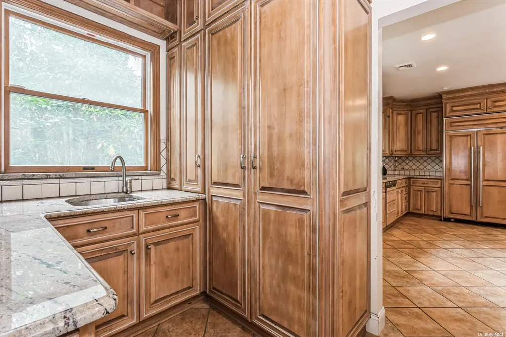 285 Ocean Avenue Lawrence NY 11559