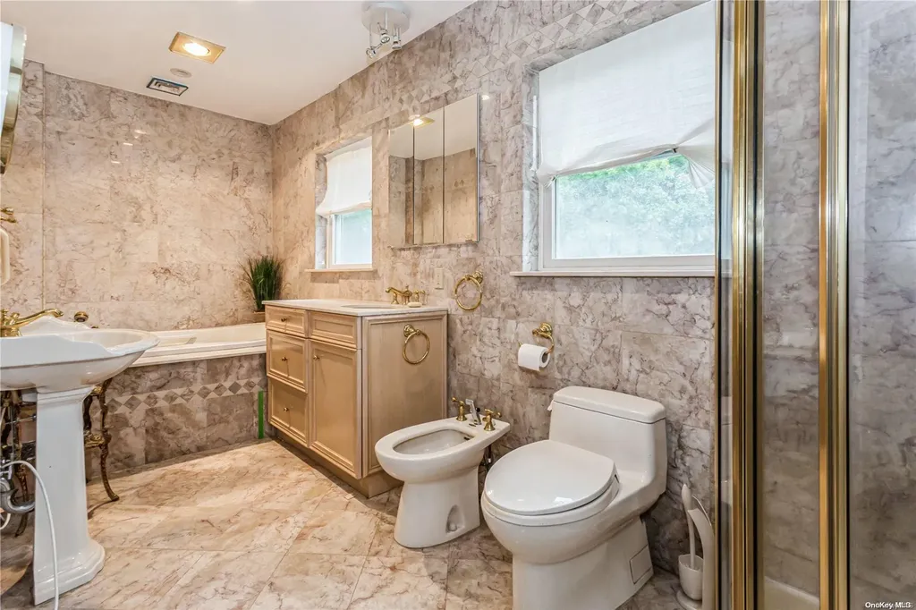 285 Ocean Avenue Lawrence NY 11559