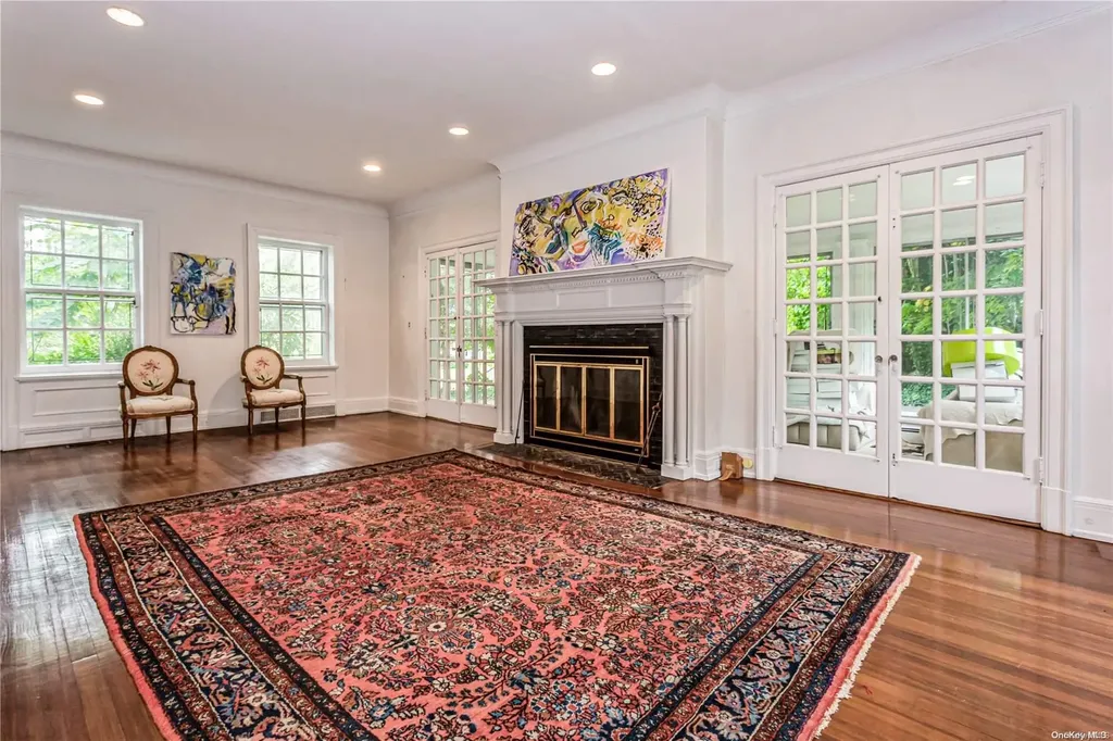 285 Ocean Avenue Lawrence NY 11559