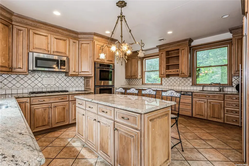 285 Ocean Avenue Lawrence NY 11559