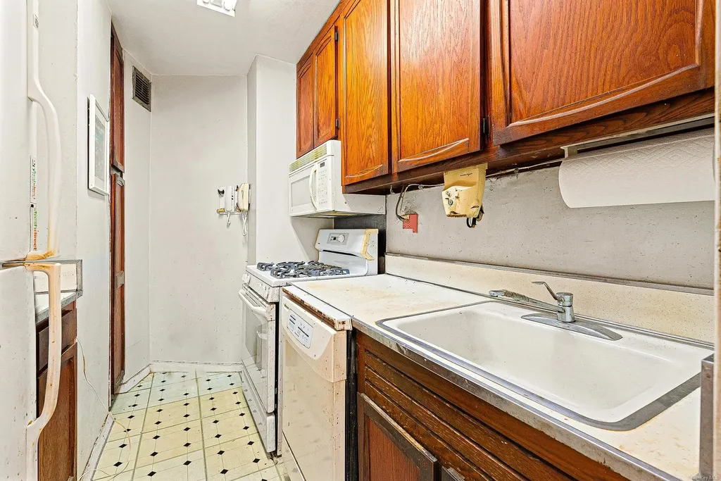 70-25 Yellowstone Boulevard Forest Hills NY 11375