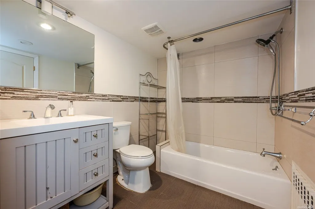 425 Cedarhurst Avenue Cedarhurst NY 11516