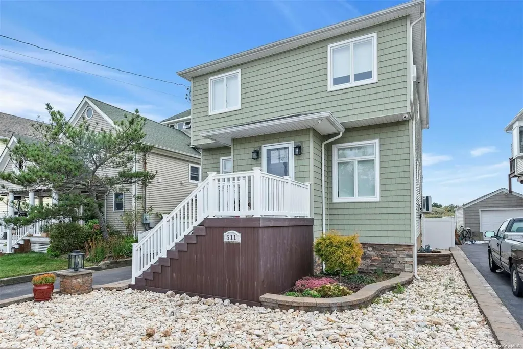 511 Venetian Boulevard Lindenhurst NY 11757