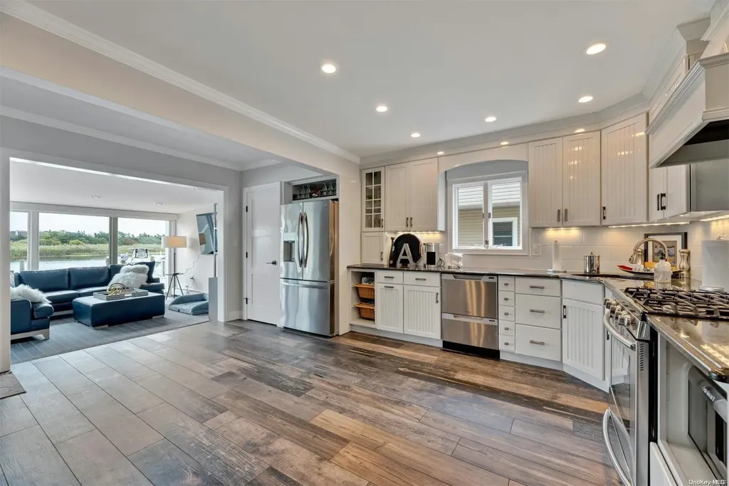 511 Venetian Boulevard Lindenhurst NY 11757