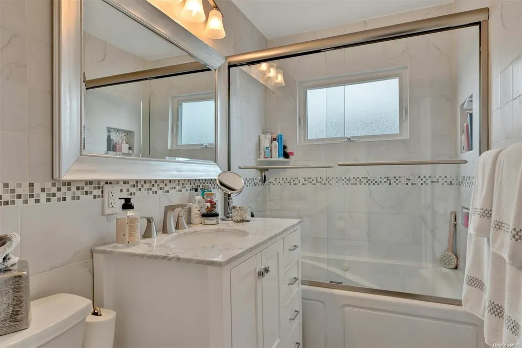 511 Venetian Boulevard Lindenhurst NY 11757