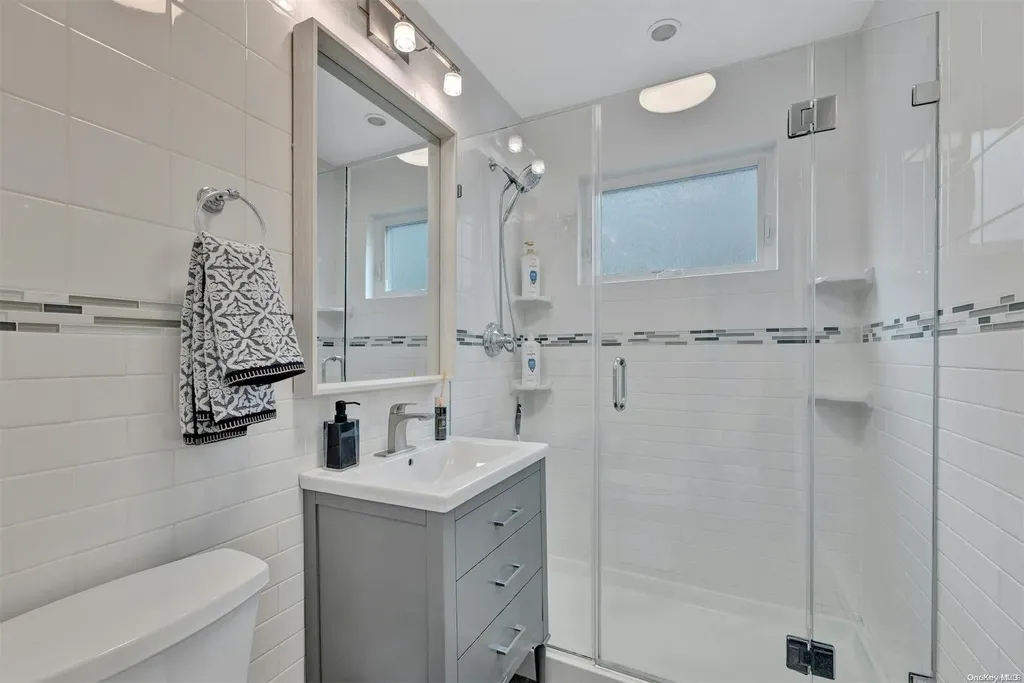 511 Venetian Boulevard Lindenhurst NY 11757