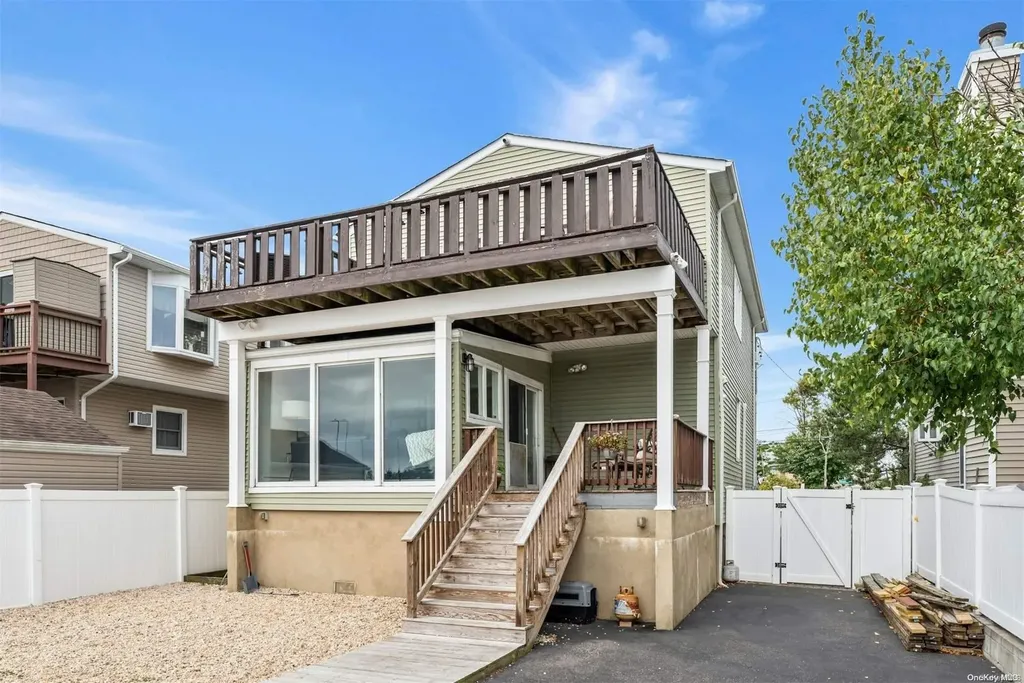 511 Venetian Boulevard Lindenhurst NY 11757