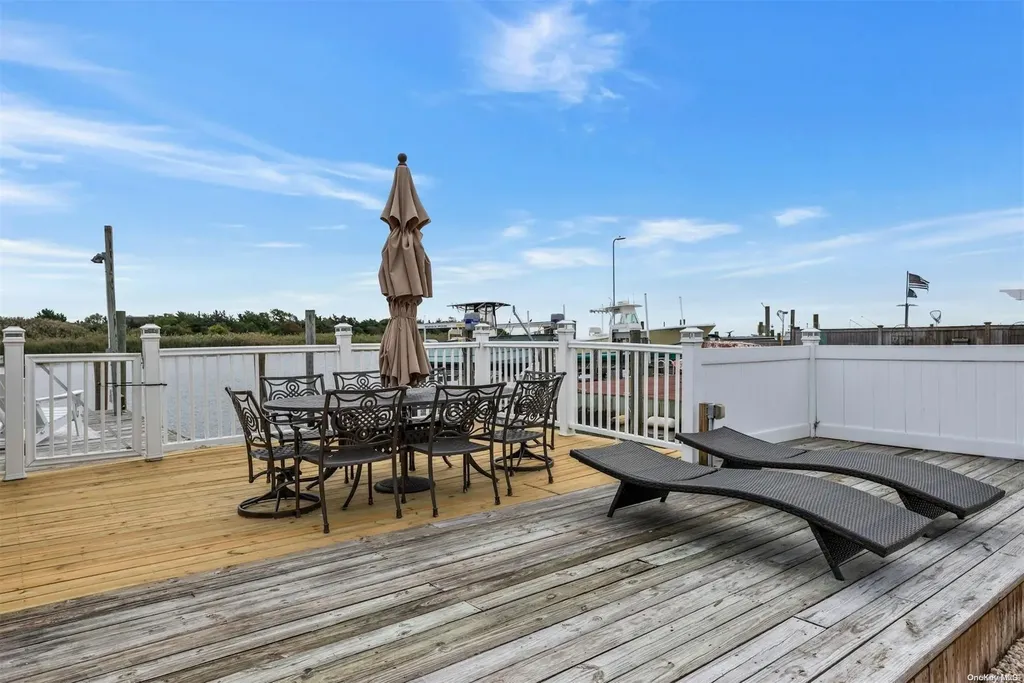 511 Venetian Boulevard Lindenhurst NY 11757