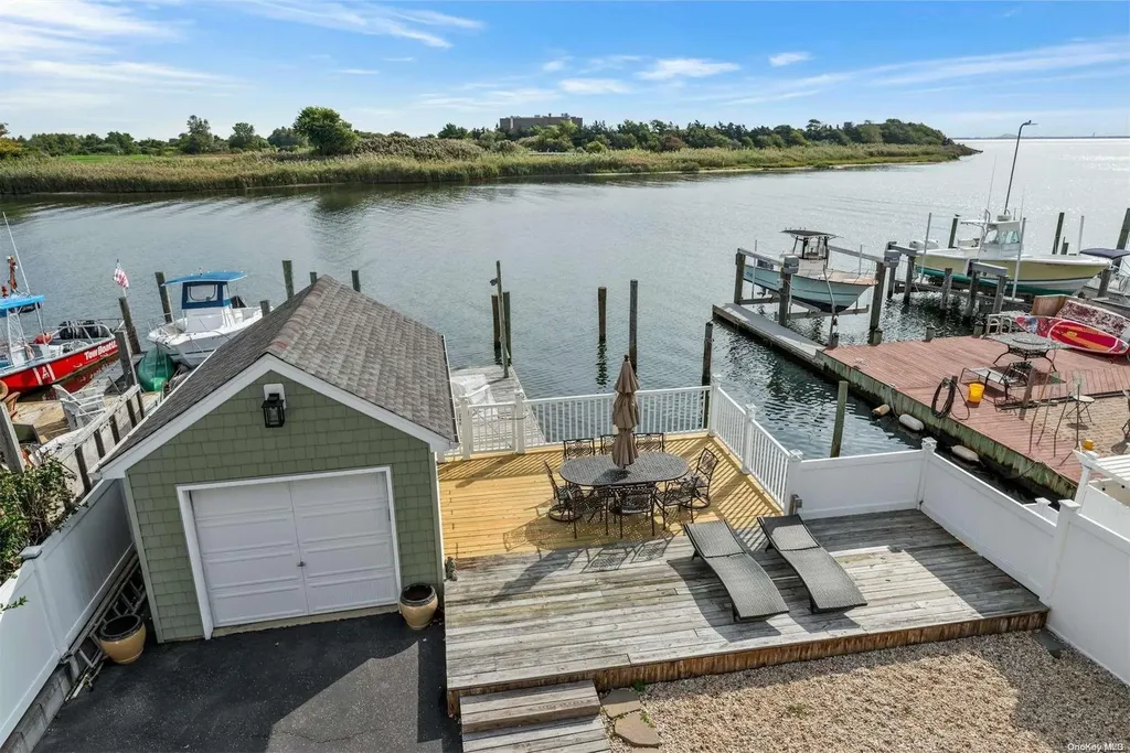 511 Venetian Boulevard Lindenhurst NY 11757