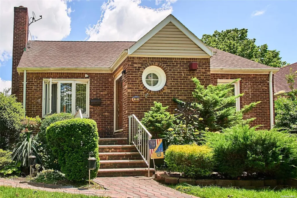 15 Hawthorne Lane Valley Stream NY 11581