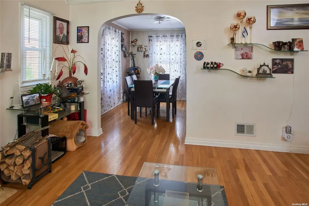 15 Hawthorne Lane Valley Stream NY 11581