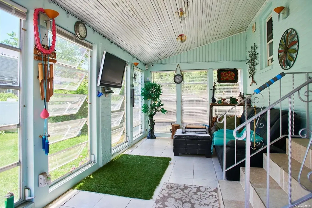 15 Hawthorne Lane Valley Stream NY 11581