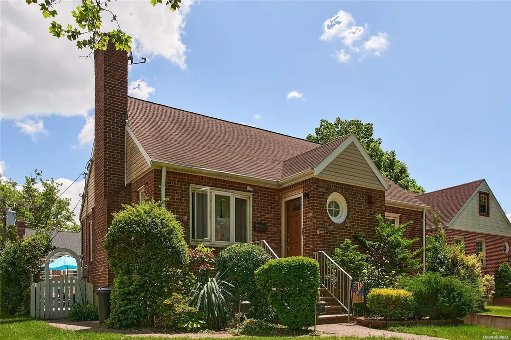 15 Hawthorne Lane Valley Stream NY 11581