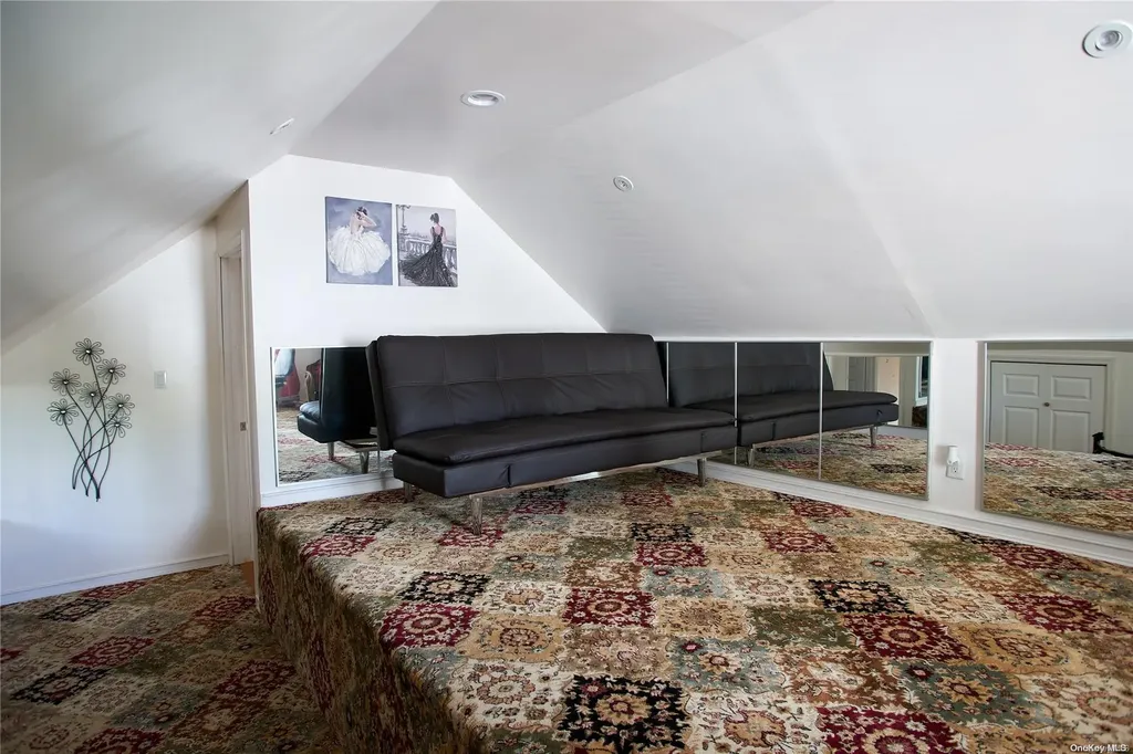 15 Hawthorne Lane Valley Stream NY 11581