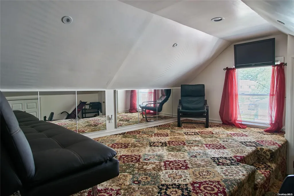 15 Hawthorne Lane Valley Stream NY 11581