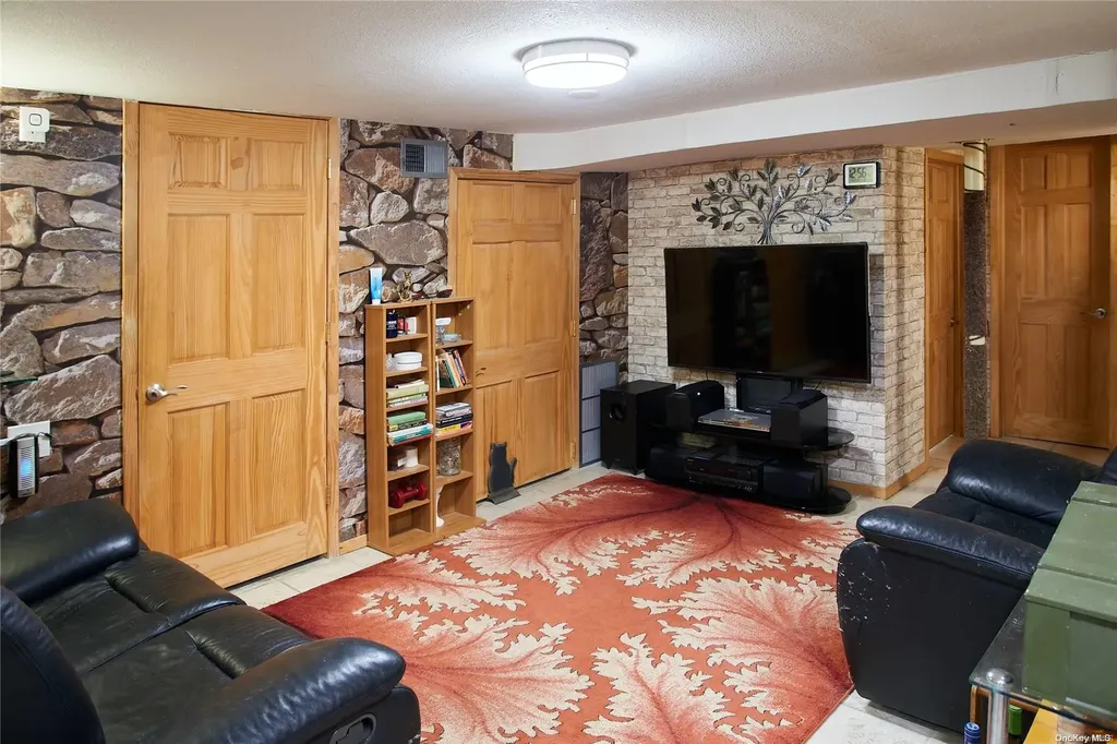 15 Hawthorne Lane Valley Stream NY 11581