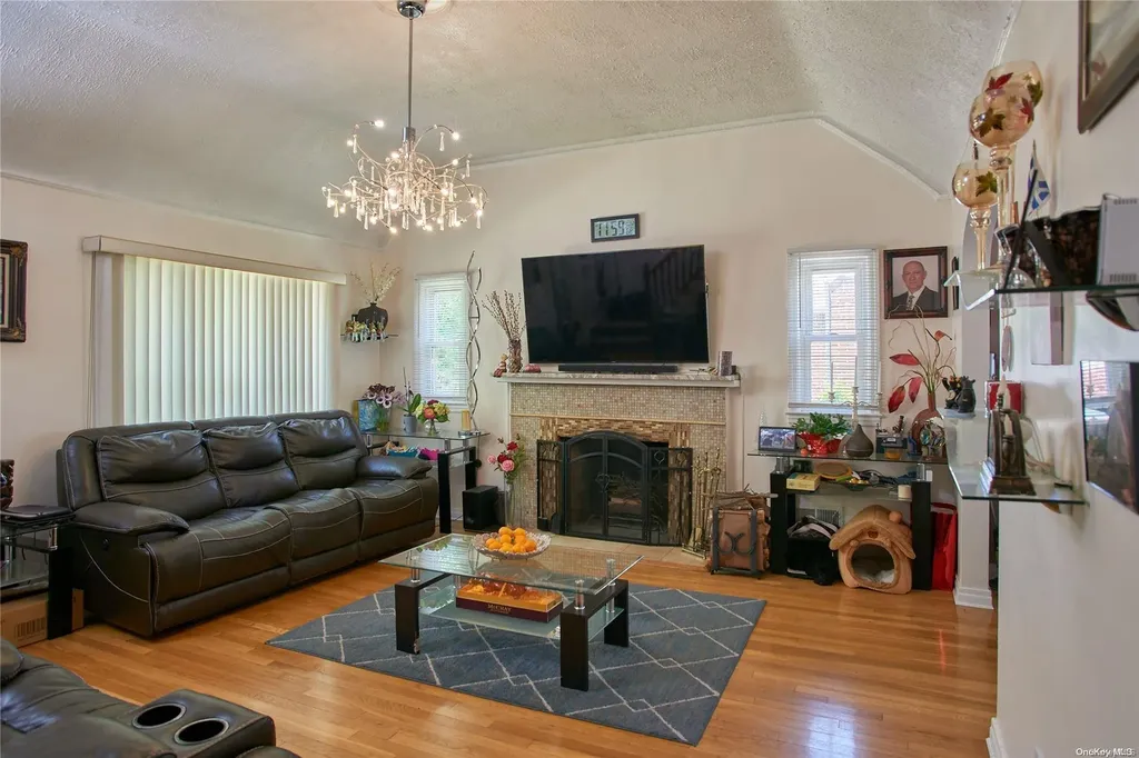15 Hawthorne Lane Valley Stream NY 11581