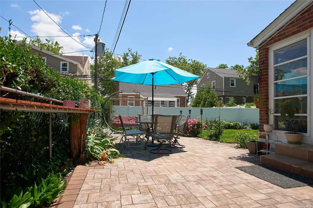 15 Hawthorne Lane Valley Stream NY 11581