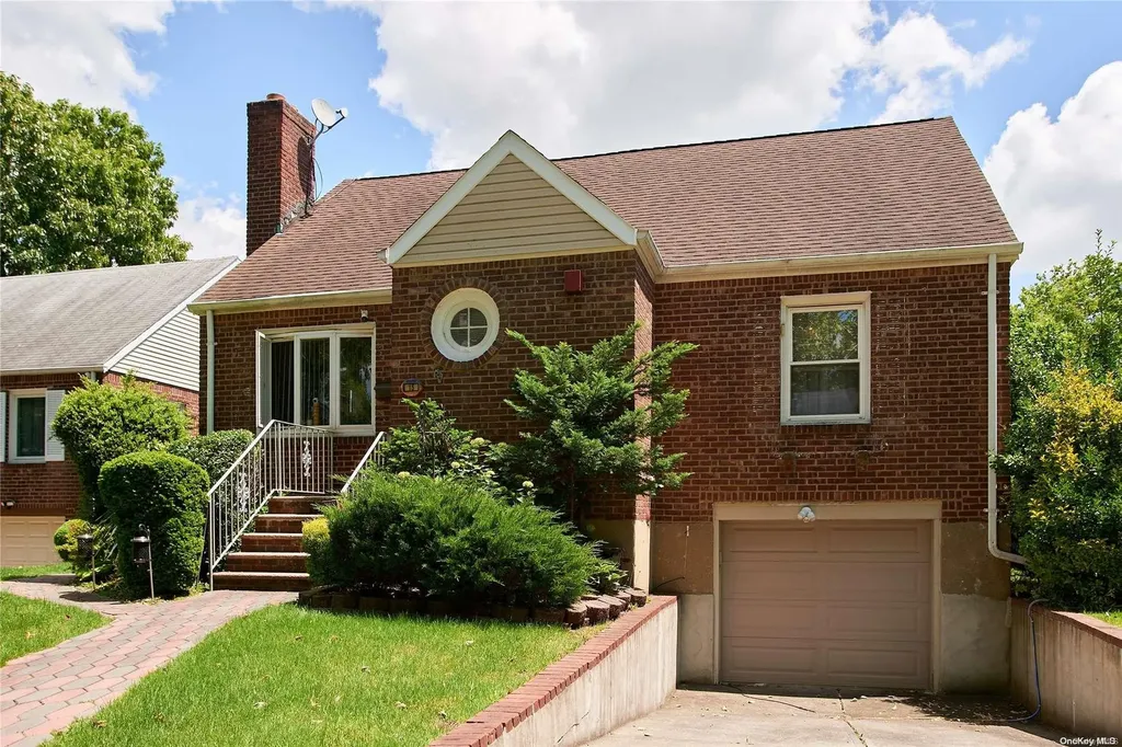 15 Hawthorne Lane Valley Stream NY 11581