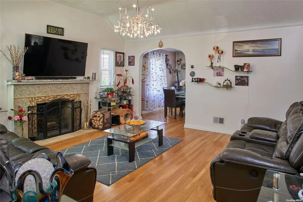 15 Hawthorne Lane Valley Stream NY 11581