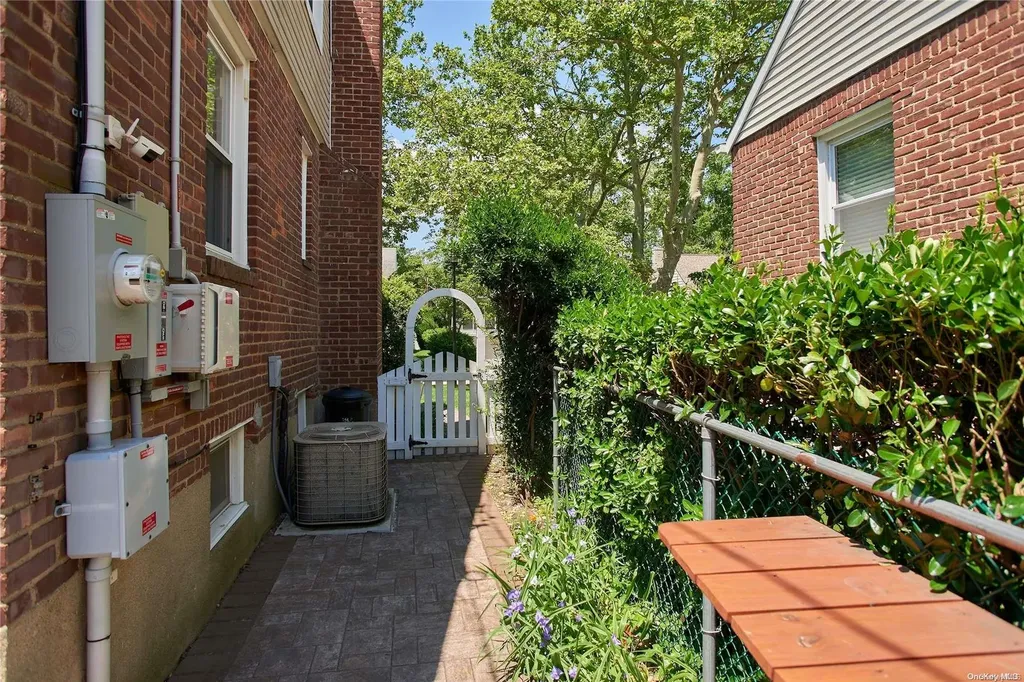 15 Hawthorne Lane Valley Stream NY 11581