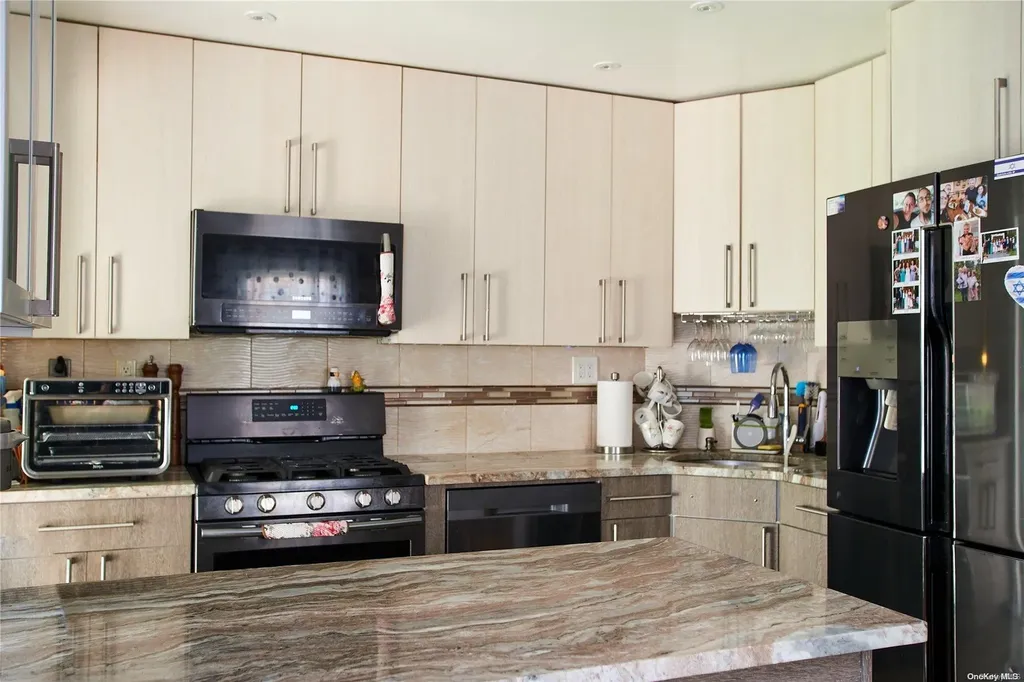15 Hawthorne Lane Valley Stream NY 11581