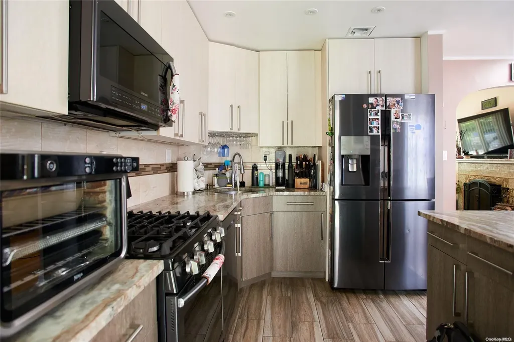 15 Hawthorne Lane Valley Stream NY 11581