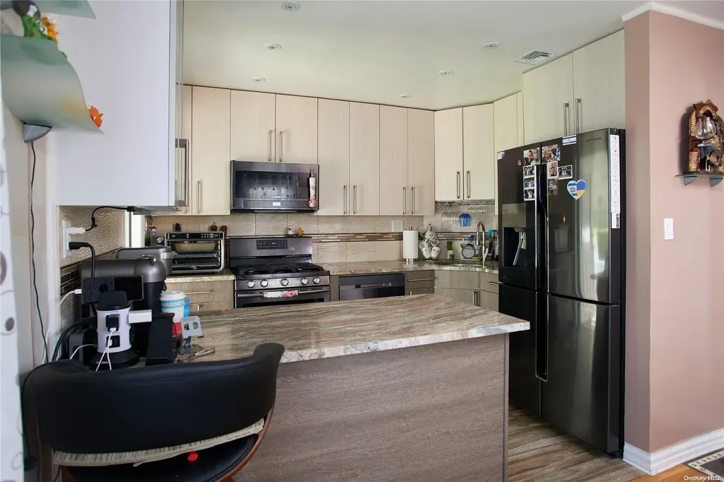 15 Hawthorne Lane Valley Stream NY 11581