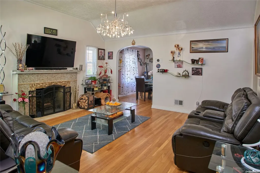 15 Hawthorne Lane Valley Stream NY 11581