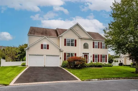 19 Oakland Hills Drive Mount Sinai NY 11766