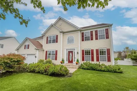 19 Oakland Hills Drive Mount Sinai NY 11766